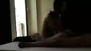عاهرة سمراء تأخذ قضيب مسنين خام في فمها