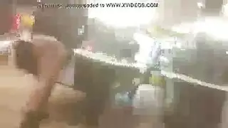 شقراء مغرية ترتدي النايلون تلعق فرجها ثم تطلب جنسًا قاسيًا إباحيًا