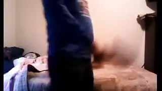 من المضايقة إلى الإيلاج: شهوة الأخوة تُطلَق بواسطة أفلام للكبار