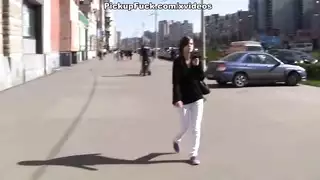 فتاة ثانوية تحصل على قذف داخلي في حمام عام