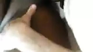 عاهرة مراهقة مرتدية جوارب تتوسل لجنس جماعي قاسي وقذف منوي