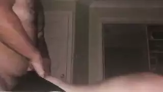 شاب مثار جنسياً يضاجع زوجة الجار في غرفة نوم ضيقة