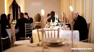 جد ينيك حفيدتو مع صديقه