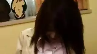 فتاة سمراء وزوجتها تستكشفان أفلامًا جنسية غريبة معًا