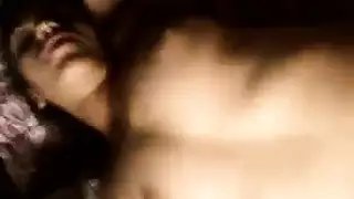 حركة ساخنة في الحمام: تركب قضيبه تحت الماء