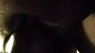 مص قضيب مزدوج شديد: فتاة سمراء وفتاة بنية شعر كثيف تشاركان قضيب