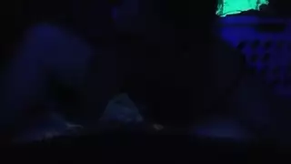 جنس عفوي على الأرض مع ربة منزل متشوقة