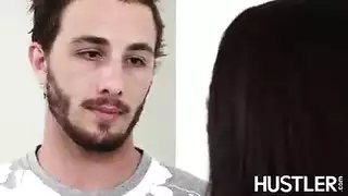يبدو أن إيفا جذابة مريحة للغاية بينما كانت زميلها في الغرفة بالإصبع مهبلها البصر حتى جاءت