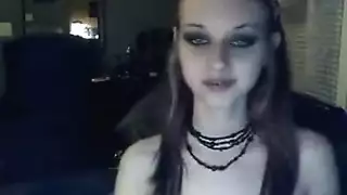 سمراء مغرية تثير ثم تخلع كل ملابسها