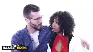 أول ثنائي: عاليا تأخذ قضيبين من رجلين أكبر سناً
