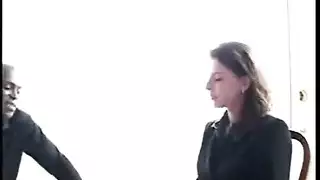 سكرتيرة تستأجر قضيباً لتلحس كسها وتنيكها