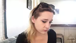 العضو الجديد في العائلة يحقق احتياجات أبيها الخائن القاسية