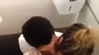 تبدو الحمام على حد سواء المشاغب