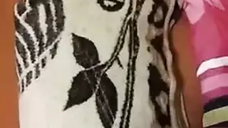 فيلم إباحي مثلي مثير: جماع علني في الحانة باستخدام بطانية