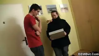 كس امرأة ناضجة مبلل يغطي قضيبًا صلبًا
