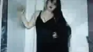الحسناء الجزائرية تحتاج قضيبًا ضخمًا لتمديد مهبلها المبلل