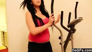 أرادت ممارسة صباحية ساخنة، لكنني كنت مشغولاً بالعمل