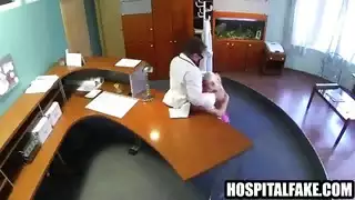 شقراء مثالية تمارس الجنس بقسوة مع قضيب ضخم في إباحي عنيف