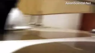 امرأة صينية من الساتان ، في حوض الاستحمام ، تظهر