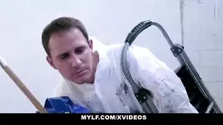 أم ساخنة من الجوار تتوسل لقضيب شاب لتمديد فرجها