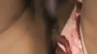 تدفق البلل من مهبلها النابض