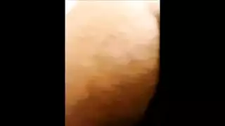 جمال المؤخرة المشعرة يتم ت finger وإثارتها بقوة