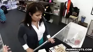 مص عميق: سمراء تبتلع قضيباً نابضاً بعمق