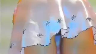 العاهرة الشقراء تأخذ قضيبًا كبيرًا في مؤخّرتها لكاميرا الويب