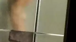 جنس حمام ساخن مع عاهرة ناضجة مرتدية شورت شبكي