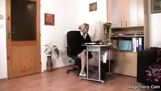تمدد ذلك المهبل المرن بألعاب ضخمة