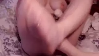شقراء نارية تُدك بقوة بواسطة قضيب أسود كبير في وضعية الكلب