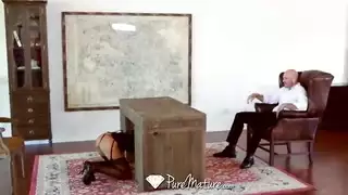 نكح حلقي مكثف اختناق وأخذ كل بوصة