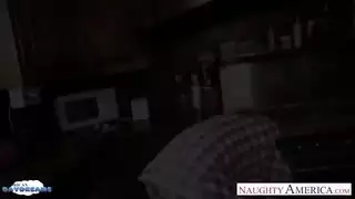نجم إباحي ملون بالوشم يحب الاختراق المزدوج بالألعاب والقضيب الضخم