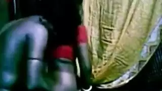 يمارس الجنس مع زوجة صديق في منزل والدي