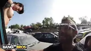 الملفة اللاتينية تكشف عن مؤخرتها الكبيرة لجماع خشن في العلن