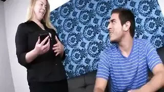 إطلاق النشوة الذكرية العزب: قذف المني على كل ملابسه
