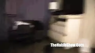 استمناء علني صريح مع انتصاب ضخم