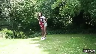 كس المراهقة المشعر يملأ في الفناء الخلفي من جار أكبر