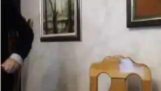 شاب يصلب قضيبه المنتصب