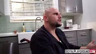 مريض وهو نايم وتأتي ممرضه جامده