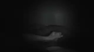 لسان يلتهم كس ضيق في غرفة مظلمة