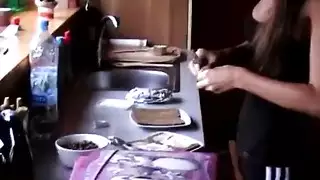 تختنق بالقضيب حتى يمتلئ فمها بالمني