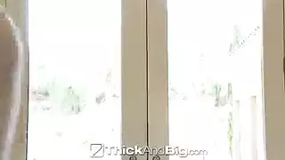 صديقة إيمو بورن عنيف