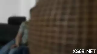 عارضة شقراء يتم شد كسها في وضعية الكلب