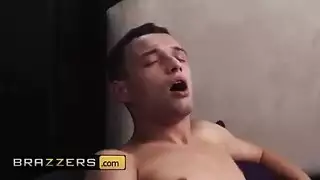 فرج صغير لمراهقة يتمدد إلى الحد الأقصى
