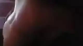 رجل عراقي يصور جلسة حميمة مع صديقته المشتعة