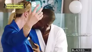 جنس بين الأعراق في المكتب: الشقراء تُدكّ من قبل الفحل الأسود