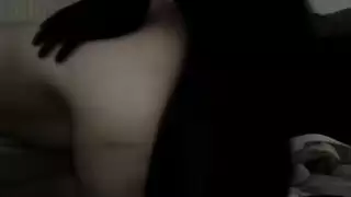 برازيليات مغطّات بالزيت في جلسة تدليك جماعي جنسي