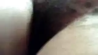 حجابية سوداء تأخذ سائل مني على وجهها