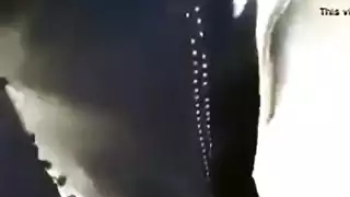‫عاهرة منقبة تكشف فرجها لممارسة جنس كلابي في العلن‬